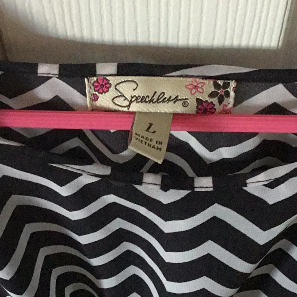 Girls Large chevron pattern black & white blouse - Picture 2 of 7
